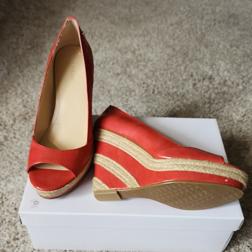 NEW Calvin Klein Womens HARLO STREAK PANTENT SZ 6 PINK CORAL SLIP ON WEDGE